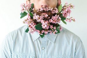 Barbas con flores hipsters