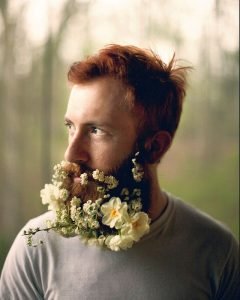 Barbas con flores hipsters