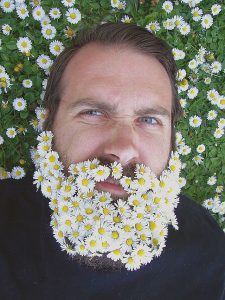 Barbas con flores hipsters