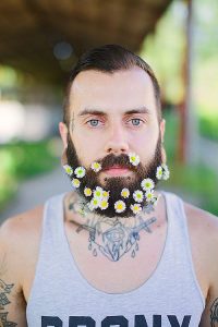 Barbas con flores hipsters