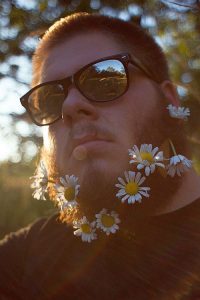 Barbas con flores hipsters