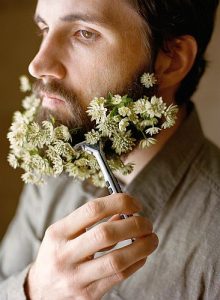 Barbas con flores hipsters