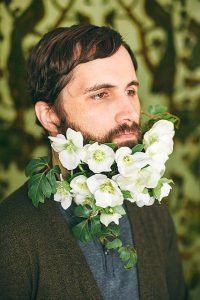 Barbas con flores hipsters