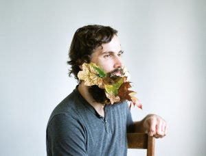 Barbas con flores hipsters
