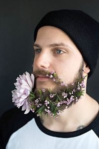 Barbas con flores hipsters