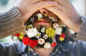 Barbas con flores hipsters