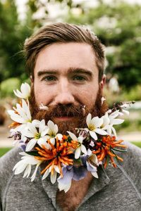 Barbas con flores hipsters