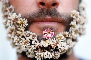 Barbas con flores hipsters