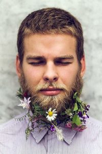 Barbas con flores hipsters