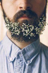 Barbas con flores hipsters