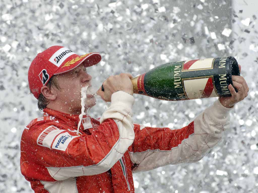 Kimi Raikonnen bebiendo champán