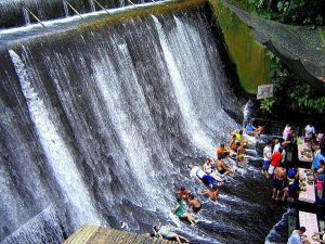 Restaurante Cascada Villa Escudero Filipinas