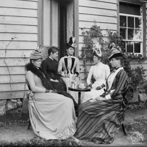 señoras tomando té