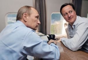 Putin hablando con David Cameron