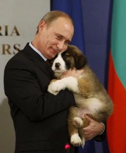Putin abrazando cachorro