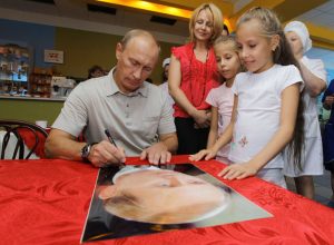 Putin firmando autógrafos