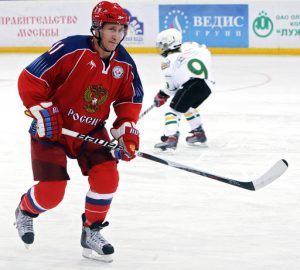 Putin jugando al hockey sobre hielo