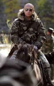 Putin militar a caballo
