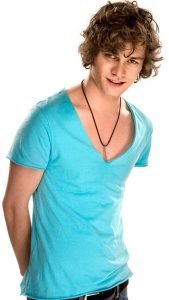 Finn Jones joven